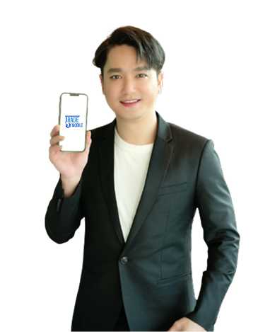 พนักงาน Trade Mobile ถือมือถือแสดงแอป